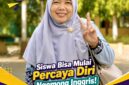 Seorang guru - Bu Endang- sedang menunjukkan gesture Peace