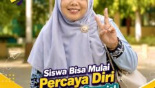 Seorang guru - Bu Endang- sedang menunjukkan gesture Peace